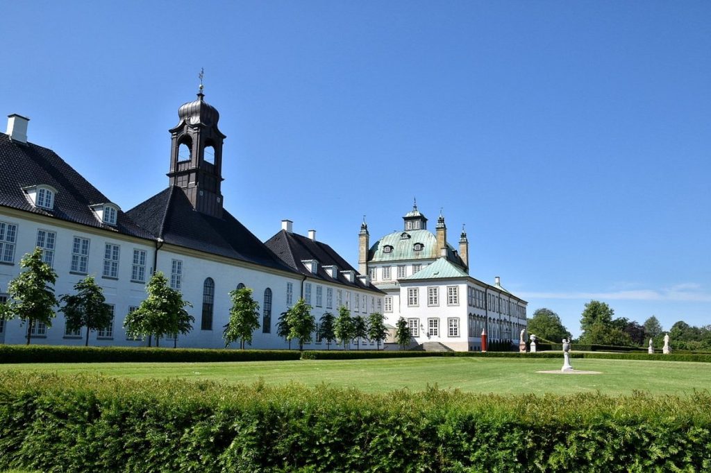 Du lịch Copenhagen tại cung điện Hoàng gia Fredensborg