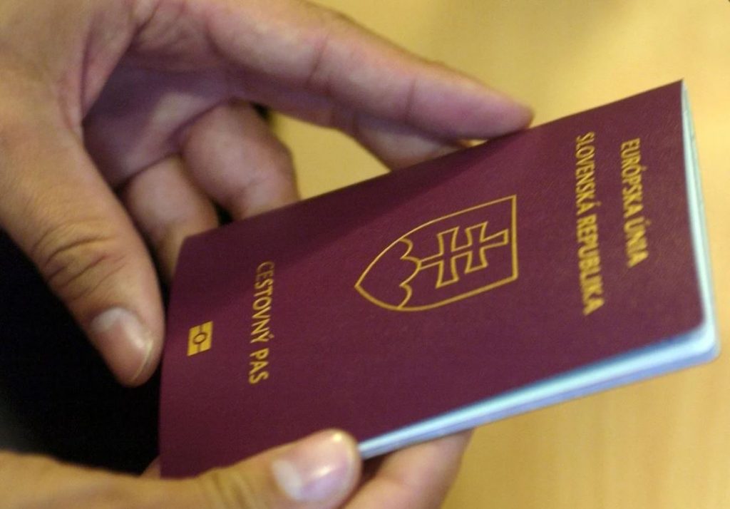Cần chuẩn bị lệ phí và nộp hồ sơ xin visa Slovakia tại đâu?