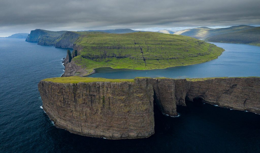Tham quan hồ Sorvágsvatn quần đảo Faroe
